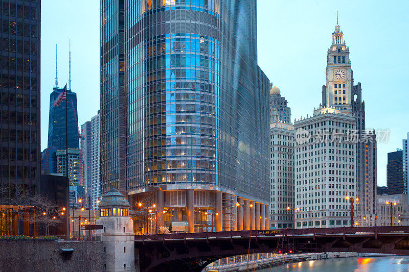 市中心的天空大厦(Skyine)，特朗普大厦(Trump Tower)、芝加哥河上的沃巴什大道(Wabash Avenue)和箭牌大厦(Wrigley Building)。